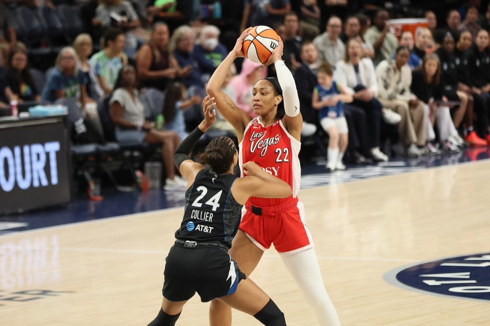 Napheesa Collier 在 WNBA 比赛中持球对抗